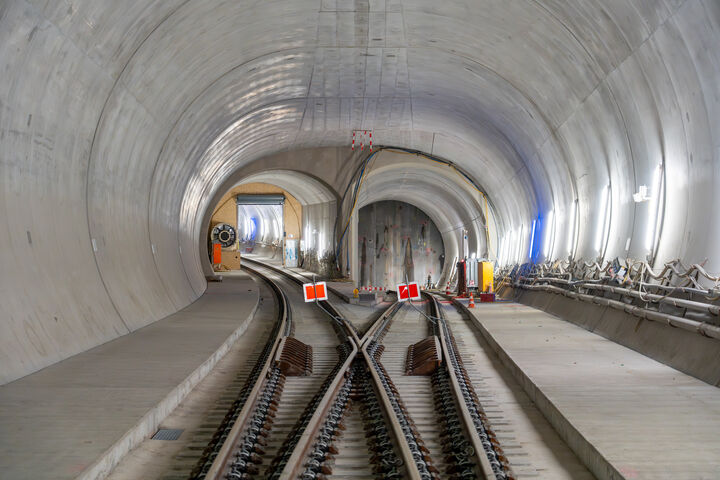Für den Pfaffensteigtunnel ist der Anschlussstutzen im Flughafen-Fernbahnhof bereits gebaut (rechts), auch die Weichenverbindung und die ersten Meter Gleis liegen schon.