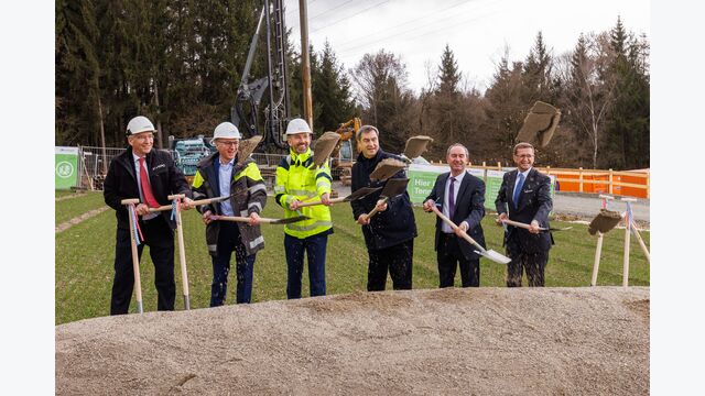Spatenstich für die 380-kV-Deutschlandleitung in Simbach am Inn (v.l.n.r.): Thomas Karall, Gerhard Christiner, Tim Meyerjürgens, Markus Söder, Hubert Aiwanger und Markus Achleitner. Die grenzüberschreitende Leitung verbindet den APG-Netzknoten St. Peter am Hart mit dem bayerischen Netz der TenneT.