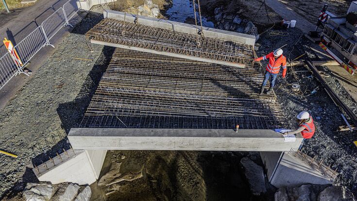 Fertigteilbrücke, unfertig, Vogelperspektive
