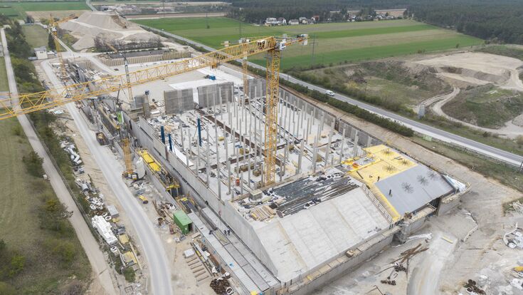 Der Trinkwasserbehälter Neusiedl am Steinfeld südlich von Wien wird bis 2028 um zwei neue Kammern erweitert, weitere folgen ab 2029. Nach Fertigstellung fasst das Bauwerk rund eine Milliarde Liter Trinkwasser, der gesamte Stephansdom würde in das Becken hineinpassen.