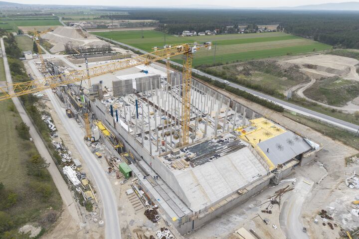 Der Trinkwasserbehälter Neusiedl am Steinfeld südlich von Wien wird bis 2028 um zwei neue Kammern erweitert, weitere folgen ab 2029. Nach Fertigstellung fasst das Bauwerk rund eine Milliarde Liter Trinkwasser, der gesamte Stephansdom würde in das Becken hineinpassen.