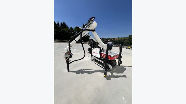 Auf dieser Baustelle in Deutschland steigerte der fischer Baubot Sicherheit und Effizienz bei der Errichtung eines Hochregallagers.