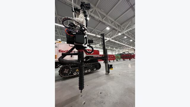 Der fischer Baubot übernimmt die Bohrlocherstellung an Wänden, an Decken und in Böden. Hier ist er in einem Data Center im Einsatz.