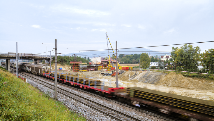 Bauen unter Betrieb: Während auf der Westbahn zwischen Linz und Wels die Züge weiterfahren, entstehen entlang der Strecke rund zehn Bauwerke. Die Schalungstechnik dafür liefert Peri Österreich.