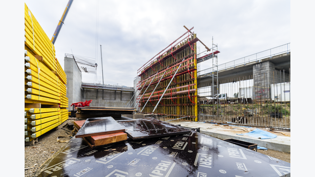 Sichtbeton in Serie: Über sämtliche Bauwerke des Bauloses hinweg muss eine einheitliche Oberflächenqualität gehalten werden. Peri kombiniert dafür die Systeme Trio, Vario GT 24 und Multiprop.