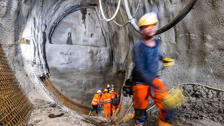 Tunnelvortrieb auf der U2-Verlängerung: Sobald ein neuer Abschnitt aufgefahren ist, werden WLAN-Knoten, Funkverstärker und Ortungspunkte nachgezogen, das Sicherheitssystem wächst mit der Baustelle mit.