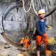 Tunnelvortrieb auf der U2-Verlängerung: Sobald ein neuer Abschnitt aufgefahren ist, werden WLAN-Knoten, Funkverstärker und Ortungspunkte nachgezogen, das Sicherheitssystem wächst mit der Baustelle mit.