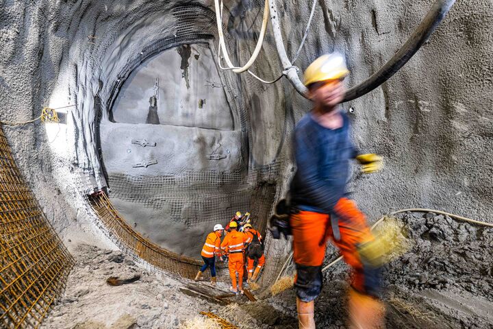 Tunnelvortrieb auf der U2-Verlängerung: Sobald ein neuer Abschnitt aufgefahren ist, werden WLAN-Knoten, Funkverstärker und Ortungspunkte nachgezogen, das Sicherheitssystem wächst mit der Baustelle mit.