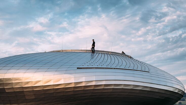Beim Paneum-Brotkulturmuseum von Backaldrin in Asten zeigt sich, was Sicherheitsausstattung auf einer architektonisch anspruchsvollen Dachform leisten muss: ein einzelner Sicherungspunkt auf der Edelstahl-Kuppel, geplant lange vor der Montage.