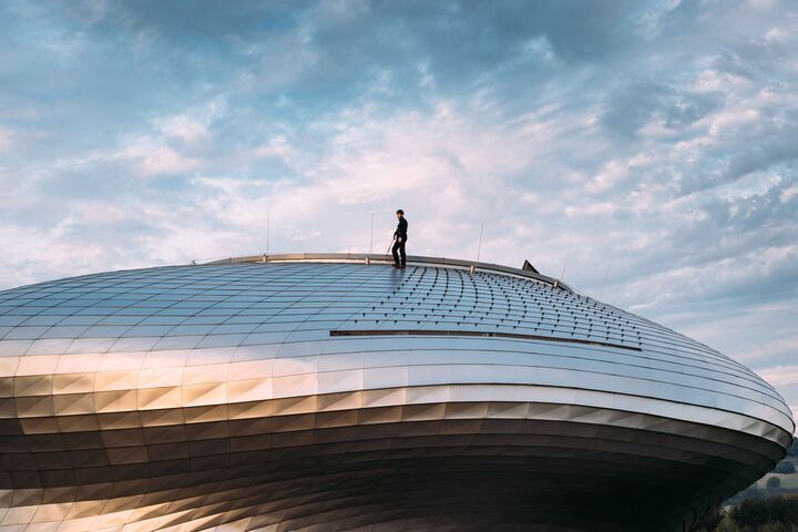 Beim Paneum-Brotkulturmuseum von Backaldrin in Asten zeigt sich, was Sicherheitsausstattung auf einer architektonisch anspruchsvollen Dachform leisten muss: ein einzelner Sicherungspunkt auf der Edelstahl-Kuppel, geplant lange vor der Montage.