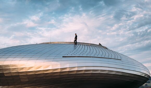 Beim Paneum-Brotkulturmuseum von Backaldrin in Asten zeigt sich, was Sicherheitsausstattung auf einer architektonisch anspruchsvollen Dachform leisten muss: ein einzelner Sicherungspunkt auf der Edelstahl-Kuppel, geplant lange vor der Montage.