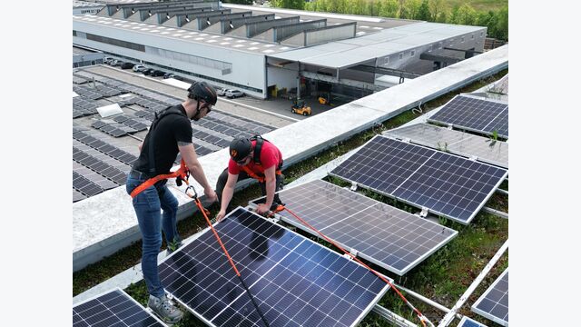 Wenn das Dach zum Arbeitsplatz wird: PV-Anlagen verwandeln Flachdächer in dauerhaft genutzte Arbeitsflächen. Montage, Reinigung und Wartung finden regelmäßig statt, Absturzsicherung wird damit zum festen Bestandteil der Gebäudeinfrastruktur.