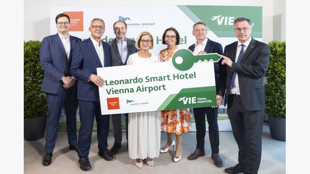 Von links nach rechts: Thomas Neubauer (General Manager Leonardo Smart Vienna Airport), Günther Ofner (Vorstand der Flughafen Wien AG), Herbert Pinzolits (Eigentümer und CEO Mamma Group), Johanna Mikl-Leitner (Landeshauptfrau von Niederösterreich), Katharina Fraissl (Cluster General Manager Austria Leonardo Hotels Central Europe), Stephan Löwel (Chief Operations Officer DACH Leonardo Hotels Central Europe), Wolfgang Scheibenpflug (Geschäftsbereichsleiter Immobilien- und Standortmanagement Flughafen Wien AG) ©Flughafen Wien