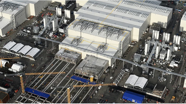 In der Tunnel­fabrik von Rødbyhavn entstehen die 79 Standardmodule für den Fehmarnbelt-Tunnel. PERI liefert dafür die Schalungslösung auf fünf parallelen Produktionslinien.