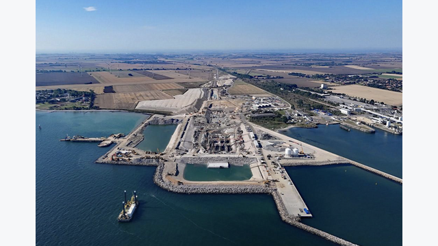 Doka plant und liefert die Schalung für die Tunnelportale und Rampen in Puttgarden und Rødbyhavn. Dort entstehen die Übergänge zwischen den offenen Landabschnitten und den später angeschlossenen Absenkelementen.