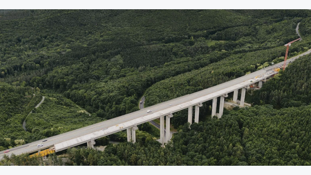 Panoramablick auf den Talübergang Groisbach der S31 bei Sieggraben. Die neue Brücke ist Teil des Sicherheitsausbaus, bei dem die Richtungsfahrbahnen künftig über getrennte Talquerungen geführt werden.