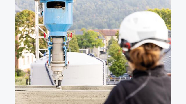 Arbeiterin ueberwacht Druckprozess PERI