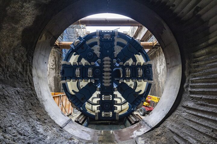 Die Tunnelbohrmaschine „Elsa“ im Startschacht bei Wewelsfleth: Die rund 700 Tonnen schwere Maschine bohrte den 5,2 Kilometer langen ElbX-Kabeltunnel für die SuedLink-Trasse unter der Elbe.