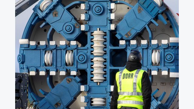 Das Schneidrad der Tunnelbohrmaschine „Elsa“ im Detail: Mit einem Durchmesser von 4,9 Metern arbeitete sich das Mixschild durch Ton, Sand, Kies und Findlinge unter der Elbe und baute zugleich die Tübbingröhre des ElbX-Kabeltunnels aus.