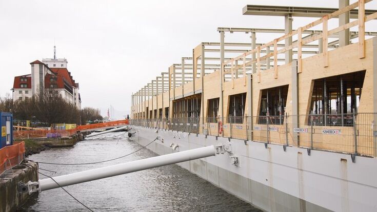 Auf einem 103 Meter langen Stahlponton entsteht die neue Zentrale von via donau. ÖSTU-STETTIN errichtet den zweigeschossigen Büroaufbau in Stahl-Holz-Hybridbauweise zunächst an einem temporären Liegeplatz auf der Donau – später wird das fertige Gebäude zur Reichsbrücke verholt.