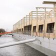 Auf einem 103 Meter langen Stahlponton entsteht die neue Zentrale von via donau. ÖSTU-STETTIN errichtet den zweigeschossigen Büroaufbau in Stahl-Holz-Hybridbauweise zunächst an einem temporären Liegeplatz auf der Donau – später wird das fertige Gebäude zur Reichsbrücke verholt.