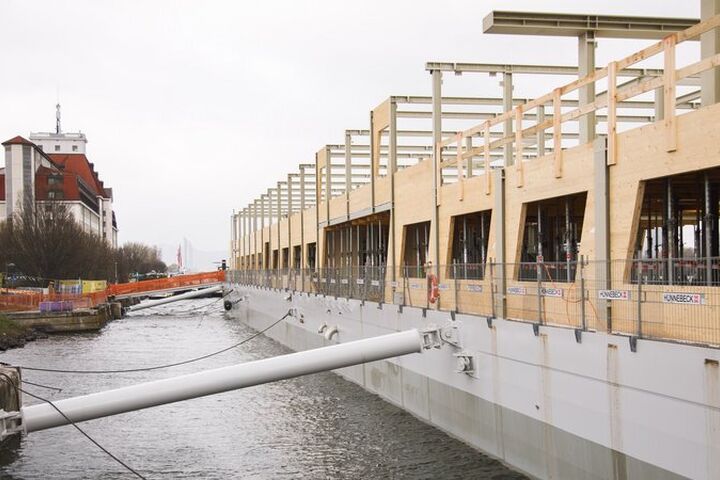 Auf einem 103 Meter langen Stahlponton entsteht die neue Zentrale von via donau. ÖSTU-STETTIN errichtet den zweigeschossigen Büroaufbau in Stahl-Holz-Hybridbauweise zunächst an einem temporären Liegeplatz auf der Donau – später wird das fertige Gebäude zur Reichsbrücke verholt.