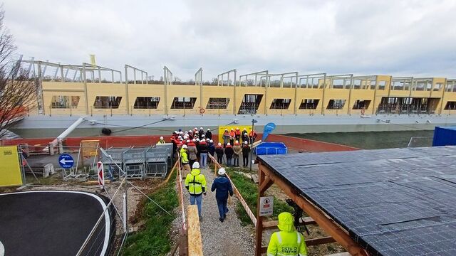 Beim Hochbaustart der neuen via-donau-Zentrale im März 2026: Auf dem Stahlponton an einem temporären Liegeplatz entsteht der zweigeschossige Büroaufbau in Stahl-Holz-Hybridbauweise.
