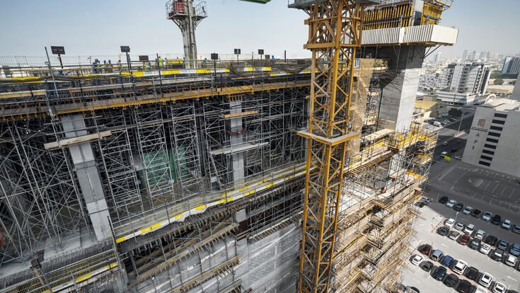 Auf engem Baugrund an der Sheikh Zayed Road entsteht das mehrgeschoßige, vollautomatisierte Parkhaus des Burj Azizi. Doka liefert dafür vormontierte Schalungssysteme, die im Just-in-time-Takt auf die Baustelle kommen.