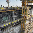 Auf engem Baugrund an der Sheikh Zayed Road entsteht das mehrgeschoßige, vollautomatisierte Parkhaus des Burj Azizi. Doka liefert dafür vormontierte Schalungssysteme, die im Just-in-time-Takt auf die Baustelle kommen.