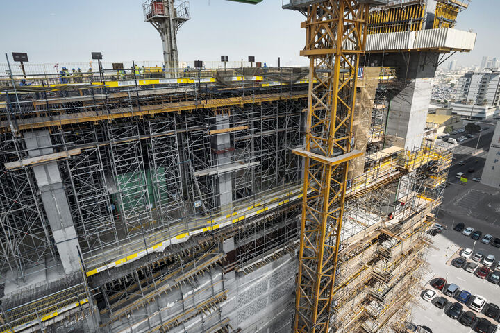 Auf engem Baugrund an der Sheikh Zayed Road entsteht das mehrgeschoßige, vollautomatisierte Parkhaus des Burj Azizi. Doka liefert dafür vormontierte Schalungssysteme, die im Just-in-time-Takt auf die Baustelle kommen.