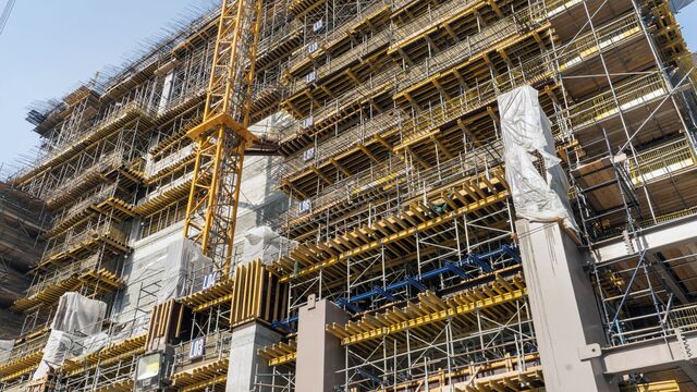 Dicht gestaffelte Gerüste, Deckenschalungen und Bewehrung prägen den Bauablauf. Wegen des knappen Platzes werden die Systeme außerhalb der Baustelle vormontiert und erst bei Bedarf angeliefert.