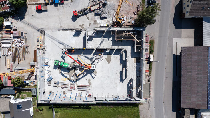 Vogelperspektive auf die Baustelle in Neubulach: Mit mehr als 1.300 Quadratmetern gedruckter Wandfläche entsteht hier laut Projektpartnern der weltweit erste Supermarkt aus dem 3D-Betondrucker.