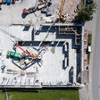 Vogelperspektive auf die Baustelle in Neubulach: Mit mehr als 1.300 Quadratmetern gedruckter Wandfläche entsteht hier laut Projektpartnern der weltweit erste Supermarkt aus dem 3D-Betondrucker.