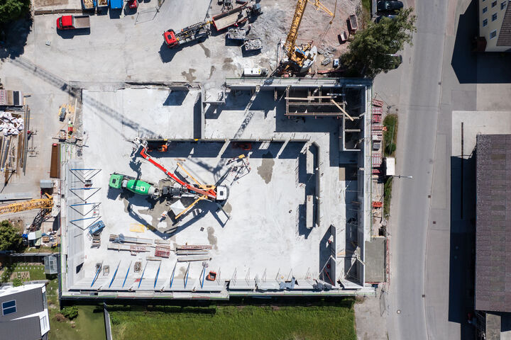 Vogelperspektive auf die Baustelle in Neubulach: Mit mehr als 1.300 Quadratmetern gedruckter Wandfläche entsteht hier laut Projektpartnern der weltweit erste Supermarkt aus dem 3D-Betondrucker.