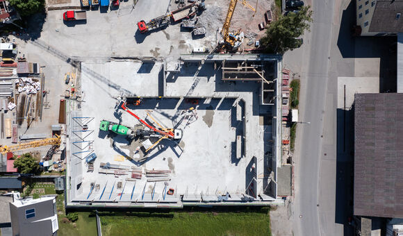 Vogelperspektive auf die Baustelle in Neubulach: Mit mehr als 1.300 Quadratmetern gedruckter Wandfläche entsteht hier laut Projektpartnern der weltweit erste Supermarkt aus dem 3D-Betondrucker.