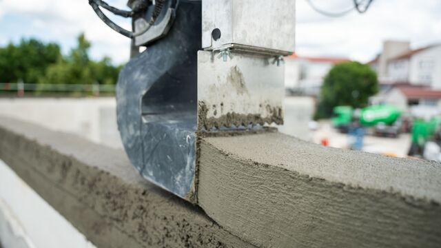 Schicht für Schicht entsteht die Betonwand direkt auf der Baustelle. Für den Markt kommen rund 292 Kubikmeter speziell entwickelter 3D-Druckbeton zum Einsatz.
