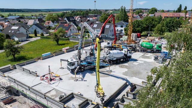 Der gedruckte Wandrohbau ist Teil eines konventionell ergänzten Tragwerks: Stützen, Ringbalken, Dach und Ausbau entstehen weiterhin mit klassischen Bauverfahren.