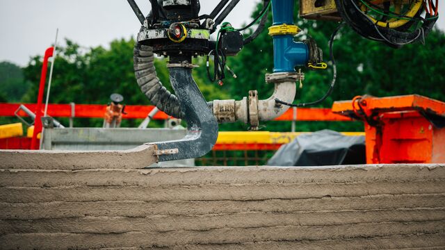 Referenzprojekt von Züblin und Instatiq in Metzingen-Neugreuth: Der automatisch gesteuerte Mastausleger des Betondruckers P1 trägt Beton Schicht für Schicht auf. Die gleiche Drucktechnologie kommt auch beim Supermarkt in Neubulach zum Einsatz.