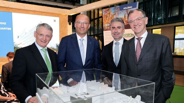 Gruppenfoto rlb ooe headquarters modell