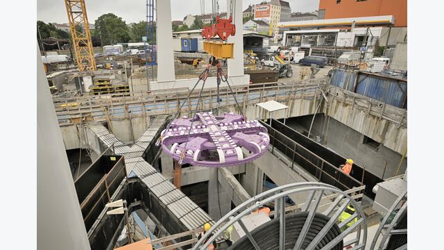 Einbringen des Bohrkopfes der Tunnelvortriebsmaschine