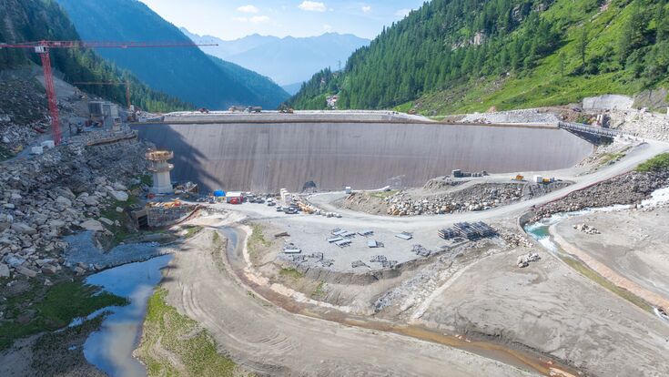 Baustelle auf 1.700 Metern: STRABAG erhöht den Wurtendamm im Kärntner Mölltal um sieben Meter. Dadurch wächst das Speichervolumen von 2,7 auf fünf Millionen Kubikmeter Wasser.