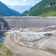 Baustelle auf 1.700 Metern: STRABAG erhöht den Wurtendamm im Kärntner Mölltal um sieben Meter. Dadurch wächst das Speichervolumen von 2,7 auf fünf Millionen Kubikmeter Wasser.