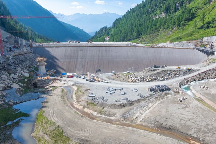 Baustelle auf 1.700 Metern: STRABAG erhöht den Wurtendamm im Kärntner Mölltal um sieben Meter. Dadurch wächst das Speichervolumen von 2,7 auf fünf Millionen Kubikmeter Wasser.