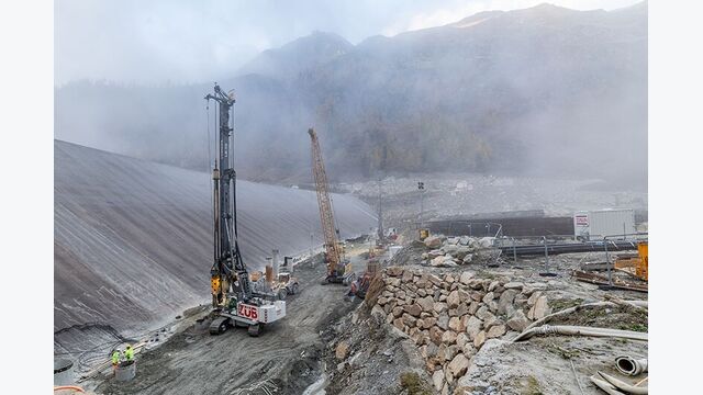 Präzisionsarbeit im Hochgebirge: Mit einem Liebherr-Bohrgerät LB 45 stellt ZÜBLIN die Bohrpfähle für die Untergrundabdichtung des Wurtendamms her. Die Bohrtiefen reichen bis 22,5 Meter.
