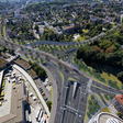 Beim Linzer Hauptbahnhof entsteht der komplexeste Abschnitt der A 26: Drei Tunnelröhren werden auf vier Straßenebenen übereinander angeordnet, während die Waldeggstraße an der Oberfläche neu gestaltet wird.