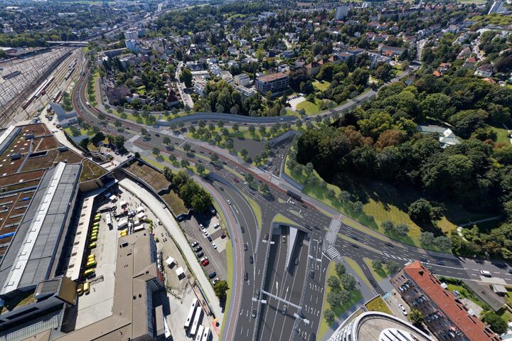 Beim Linzer Hauptbahnhof entsteht der komplexeste Abschnitt der A 26: Drei Tunnelröhren werden auf vier Straßenebenen übereinander angeordnet, während die Waldeggstraße an der Oberfläche neu gestaltet wird.