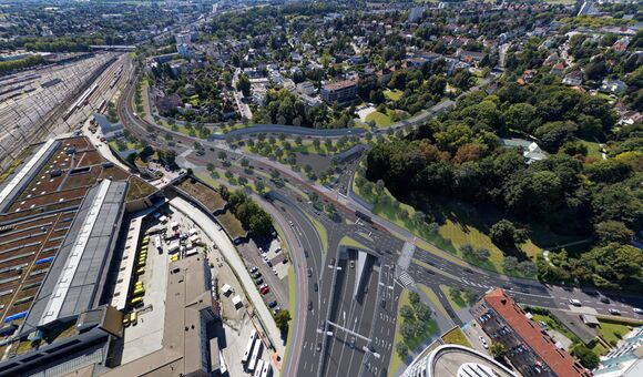 Beim Linzer Hauptbahnhof entsteht der komplexeste Abschnitt der A 26: Drei Tunnelröhren werden auf vier Straßenebenen übereinander angeordnet, während die Waldeggstraße an der Oberfläche neu gestaltet wird.