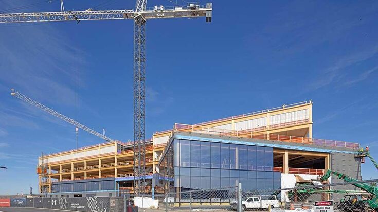 Fast das gesamte oberirdische Tragwerk der neuen Weltzentrale in Baltimore besteht aus Massivholz. Binderholz plante und fertigte die Brettsperrholzdecken sowie Brettschichtholzstützen und -träger in Österreich und lieferte sie montagegerecht über den Atlantik.