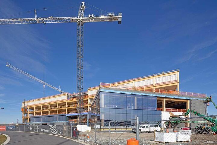 Fast das gesamte oberirdische Tragwerk der neuen Weltzentrale in Baltimore besteht aus Massivholz. Binderholz plante und fertigte die Brettsperrholzdecken sowie Brettschichtholzstützen und -träger in Österreich und lieferte sie montagegerecht über den Atlantik.
