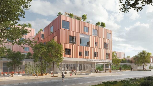 Die straßenseitige Ansicht zeigt die vorgehängte Keramikfassade und die begrünte Sockelzone. Einzelne Fassadenelemente sollen später austauschbar bleiben, ohne die gesamte Gebäudehülle öffnen zu müssen.